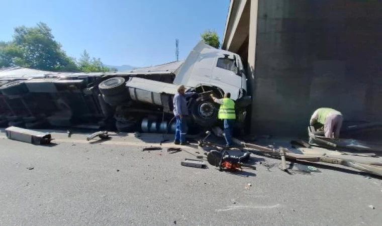 Lastiği patlayan TIR, otomobille cipe çarptı; yolda 5 kilometrelik kuyruk oluştu