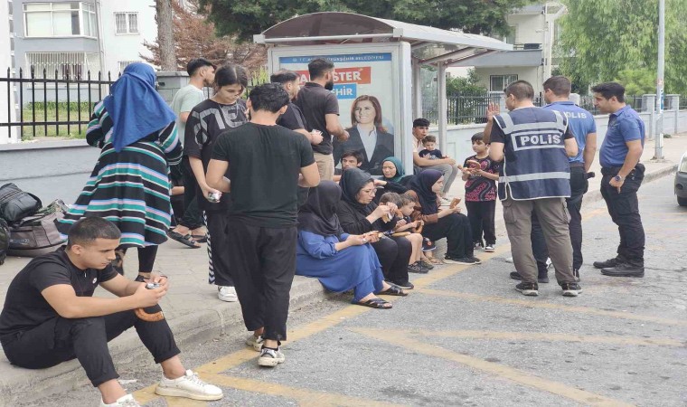 Lastik botları su alınca Kuşadasına geri dönen düzensiz göçmenler yakalandı