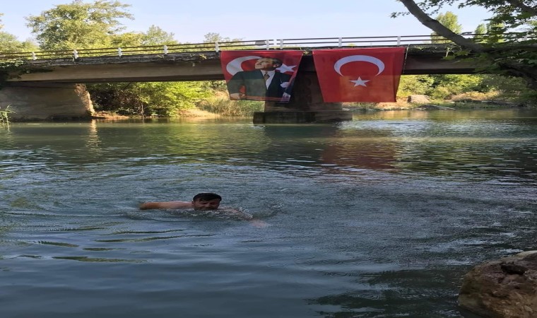 Mahalle halkı akarsu üzerinde kurulan havuzda serinliyor