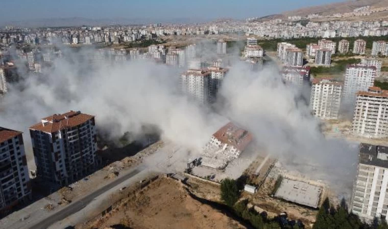 Malatya’da ağır hasarlı 12 katlı bina, patlayıcı ile yıkıldı