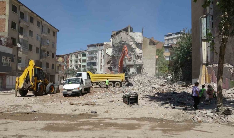 Malatyada ağır hasarlı binanın kontrollü yıkımında göçük: 1 yaralı