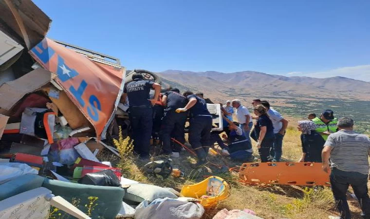 Malatya’da kamyon şarampole devrildi; 2 ölü, 2 yaralı