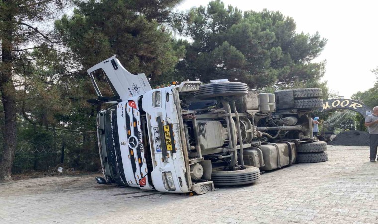 Maltepede mesire alanında hafriyat kamyonu devrildi: 2 işçi yaralandı