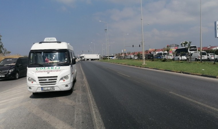 Manavgataya minibüs yayaya çarptı: 1 yaralı