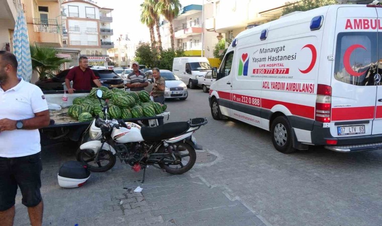 Manavgatta motosikletle otomobil çarpıştı: 1 yaralı