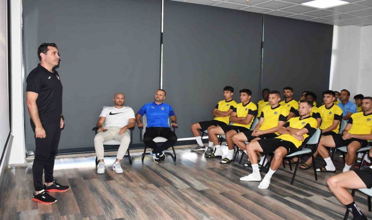 Manisa FK futbolcularına değişen kurallarla ilgili eğitim verildi