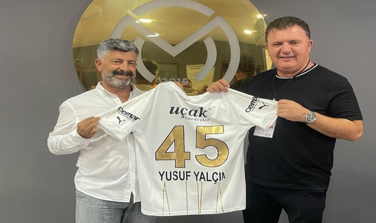 Manisa FKdan Genel Müdür Yalçına forma hediyesi