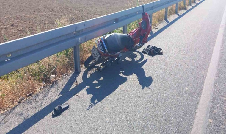 Manisada motosiklet bariyerlere çarptı: 1 ölü, 1 yaralı