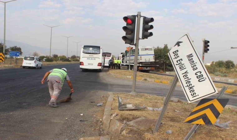 Manisada otobüs ile minibüs çarpıştı:11 yaralı