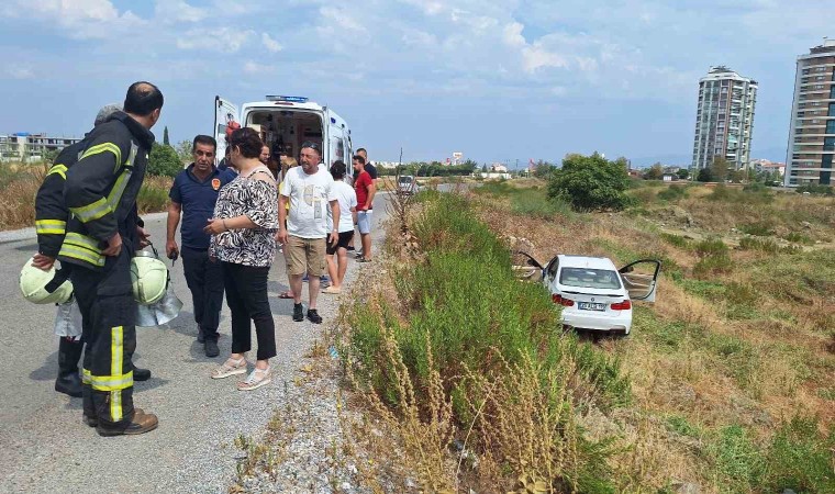 Manisada otomobil yol kenarındaki araziye uçtu: 2si çocuk 3 yaralı