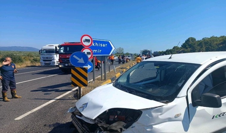 Manisada trafik kazası: 3ü yabancı uyruklu 4 yaralı