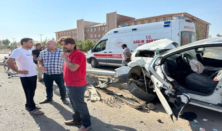 Mardin’de ciple kamyonet çarpıştı; 5 yaralı