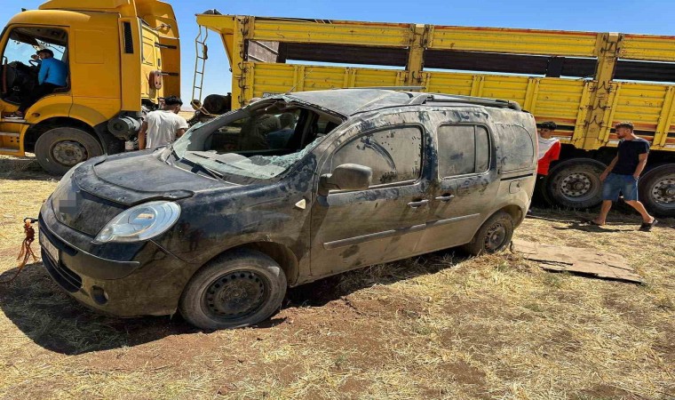 Mardinde kontrolden çıkan hafif ticari takla attı: 2 yaralı