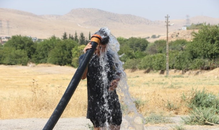 Mardinde sıcaktan bunalan vatandaş tarım sulama hortumu ile serinledi