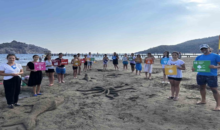 Marmarisli öğrenciler Sarıgermede kumdan heykeller yaptılar