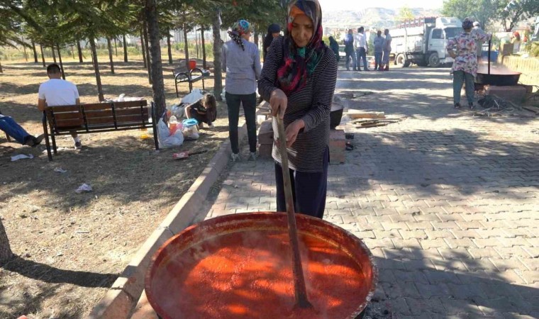 Melikgazide salça kaynatma günlerine yoğun ilgi