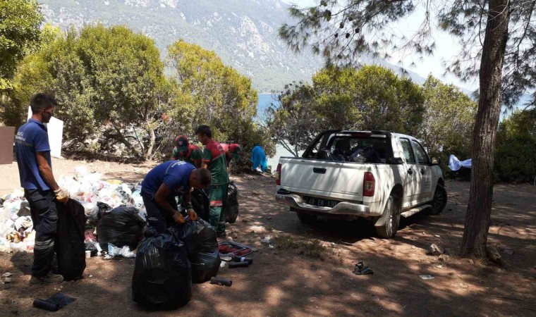 Menteşede ekipler Akbük Koyunda 2 ton çöp topladı