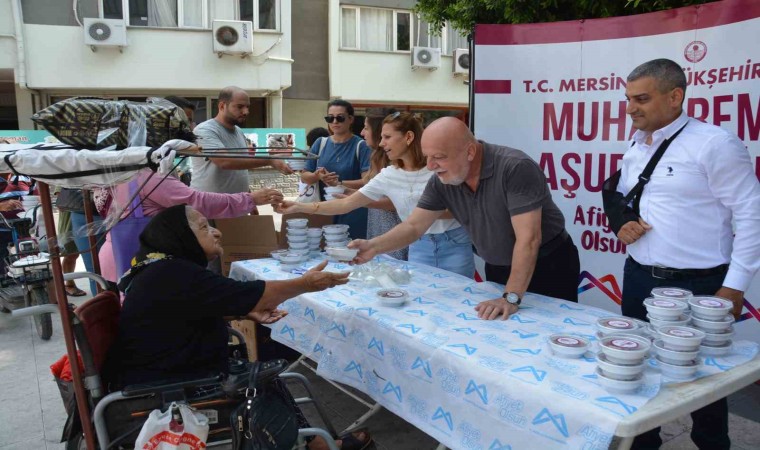 Mersinde 13 ilçede aşure ikram edildi