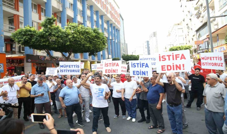 Mersinde çarşı esnafı dükkanlarının yıkılmaması için yolu trafiğe kapattı