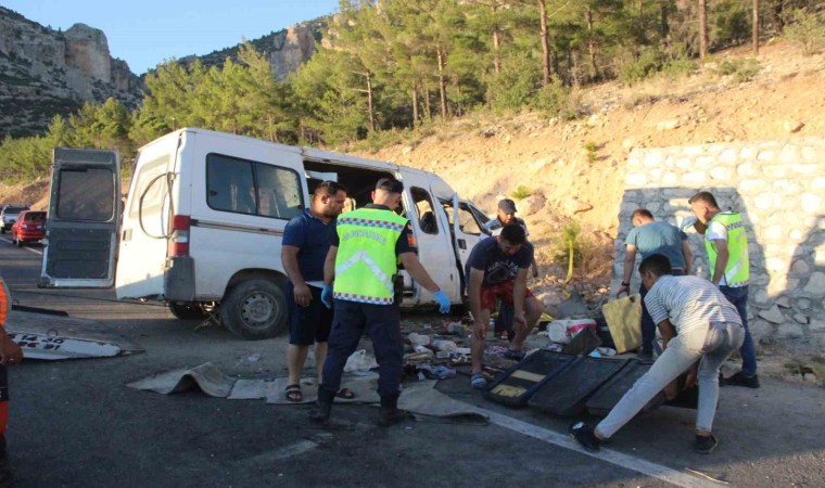 Mersinde tarım işçilerini taşıyan minibüs kaza yaptı: 1 ölü, 13 yaralı