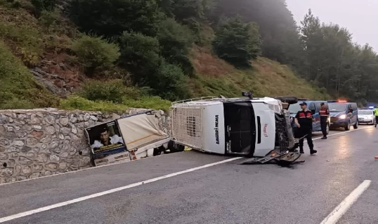 Mevsimlik tarım işçilerini taşıyan minibüs devrildi: 4’ü çocuk 10 kişi yaralandı