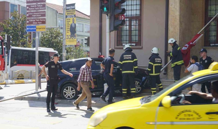 Motosiklete çarpmamak için manevra yaptı, direğe çarptı