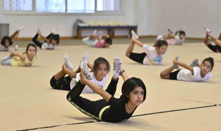 Muratpaşada yaz dönemi spor okulları cimnastik programına yoğun ilgi