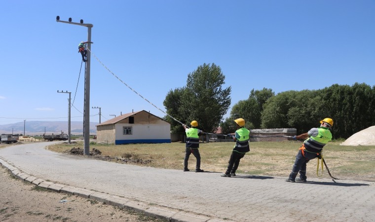 Muşta eski elektrik şebekesi yenileniyor