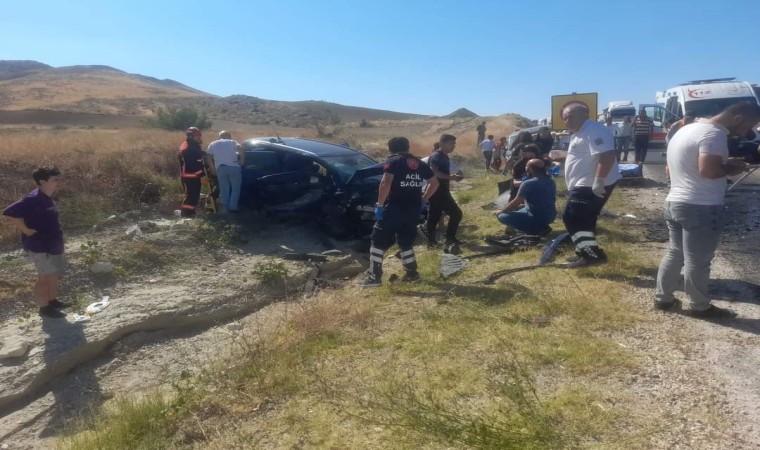 Nallıhan Karayolunda iki araç çarpıştı: 2si ağır 4 yaralı