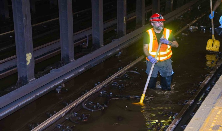 New Yorkta 127 yıllık su şebekesi patladı: Metro sular altında kaldı