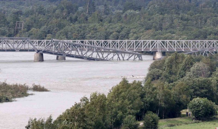 Norveçte şiddetli yağışlar nedeniyle demir yolu köprüsü çöktü