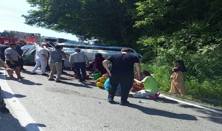 Ordu’da tarım işçilerini taşıyan minibüs ile otomobil çarpıştı; 17 yaralı