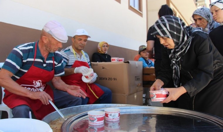 Osmanelinde 2 bin kişiye aşure dağıtıldı