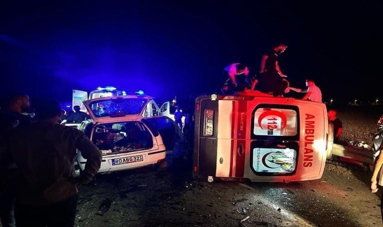 Osmaniyede ambulansla otomobil kafa kafaya çarpıştı: 3 ölü, 3 yaralı