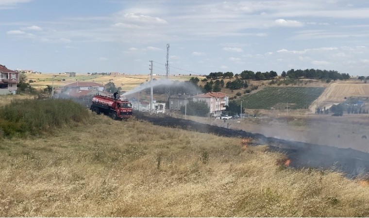 Otluk alanda çıkan yangın, evlere ulaşmadan söndürüldü