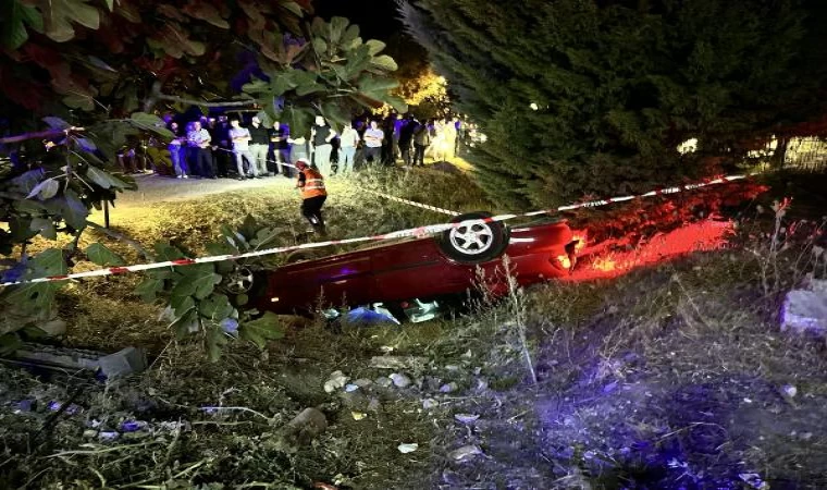 Otomobil, elektrikli bisiklet ile park halindeki iki otomobile çarpıp su kanalına düştü: 3 ölü