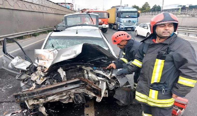 Otomobil, iş makinesine çarptı; sürücü ağır yaralı