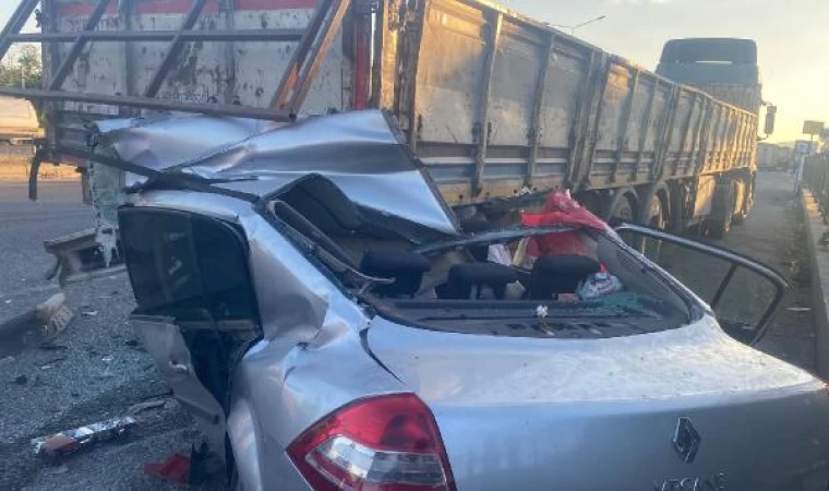 Otomobil, yol kenarında park halindeki TIR’a çarptı: 4 ölü, 2 yaralı