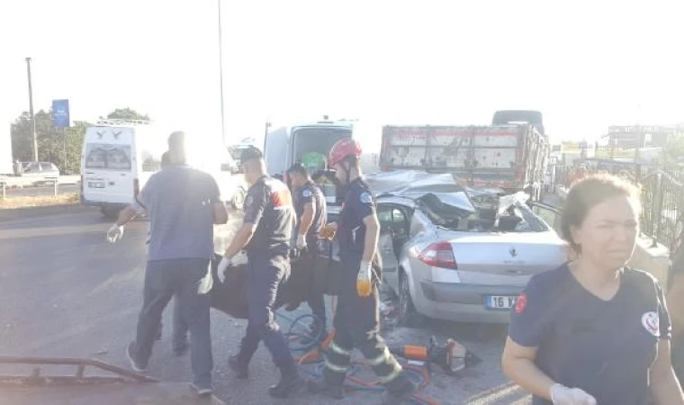 Otomobil, yol kenarında park halindeki TIR’a çarptı: 4 ölü, 2 yaralı (2)