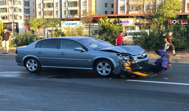 Otomobilin çarptığı motorlu kurye ağır yaralandı