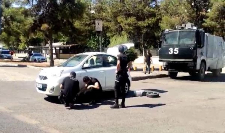 Otomobilinin lastiği patlayan sürücüye TOMA’da görevli polisler yardım etti