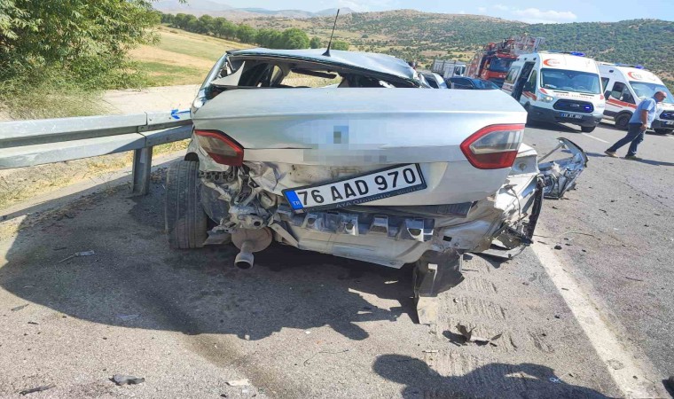 Otomobille minibüs çarpıştı: 5 yaralı