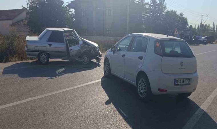 Otomobillerin kafa kafaya çarpıştığı kazada 2 kişi yaralandı