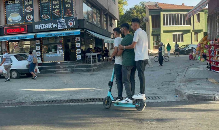 (ÖZEL) Bir scooterde 3 kişi