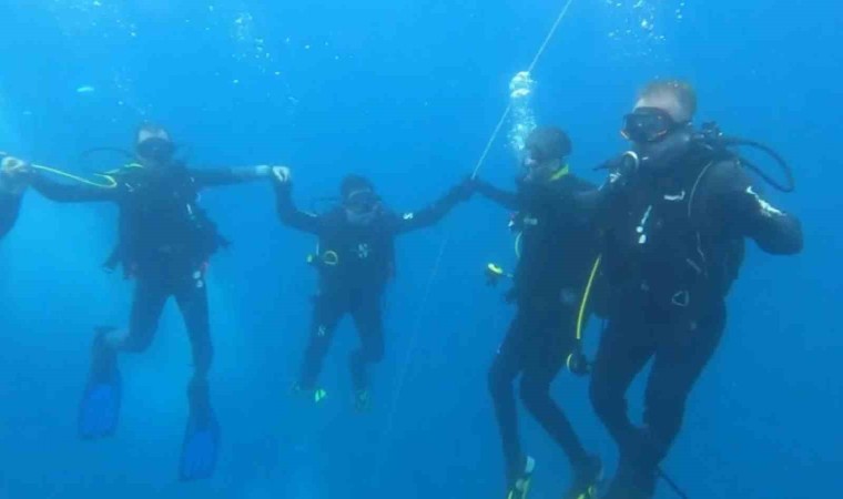 (ÖZEL) Eskişehirli dalgıçlar denizin 12 metre altında halay çekti