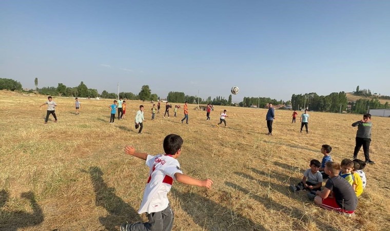 (ÖZEL) Miniklerin tek istediği köylerine halı saha yapılması