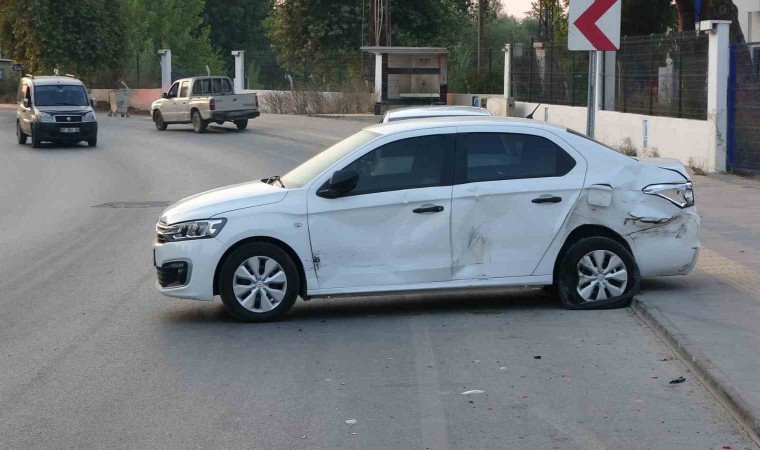 Park halindeki otomobile çarpıp kaçtı, yakalanan sürücü 1,87 promil alkollü çıktı