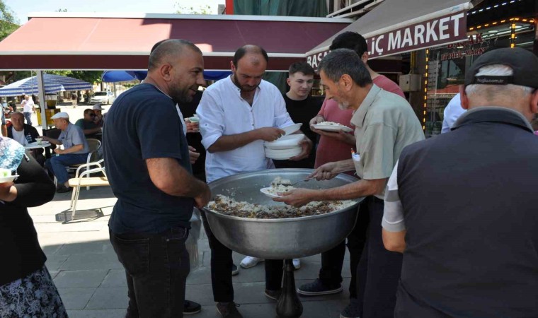 Paşa Mahallesinin muhtarı babasının hayrına pilav dağıttı