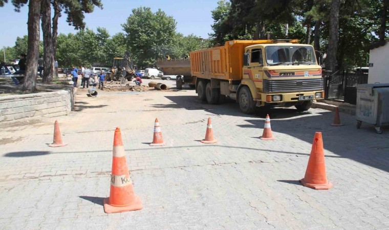 Patlayan su borusunun açtığı çukura otomobil düştü