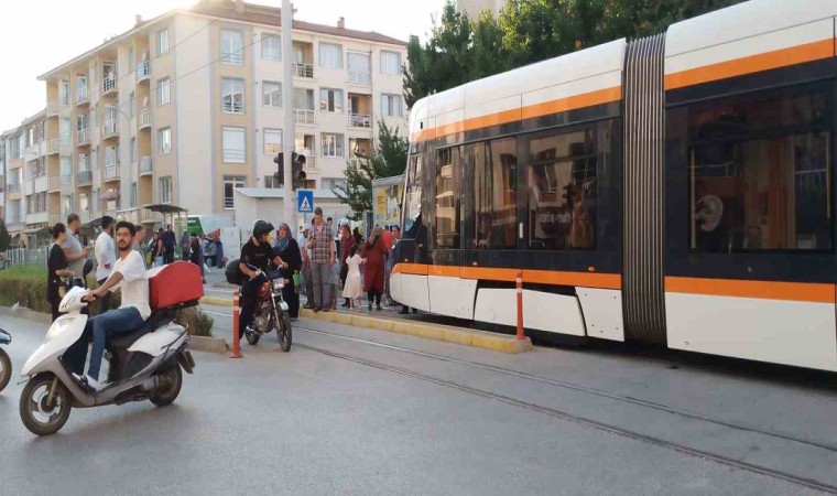 Pazar alışverişinden dönen kadına tramvay çarptı